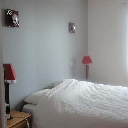La Maison Rouge Wifi Terrasse En Plein Village Hébergement de vacances *